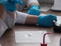 FA 002  2: Abkleben der Bereiche auf den mit einer elektrischen leitfähigen Dünnschicht bedeckten Gläsern