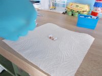 OL 006  3: Auftragen von Flüssigmetall (Galinstan) auf der anderen Glasplatte