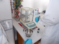SC 001  5: Abwiegen der Füllung für den Superkondensator
